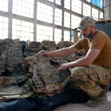 Більше сотні кевларових бронежилетів передав Міжрегіональний координаційний гуманітарний штаб Третій ОШБр