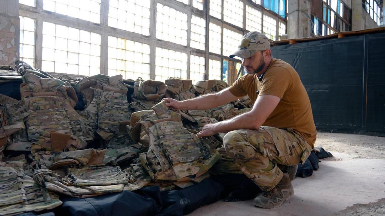 Більше сотні кевларових бронежилетів передав Міжрегіональний координаційний гуманітарний штаб Третій ОШБр