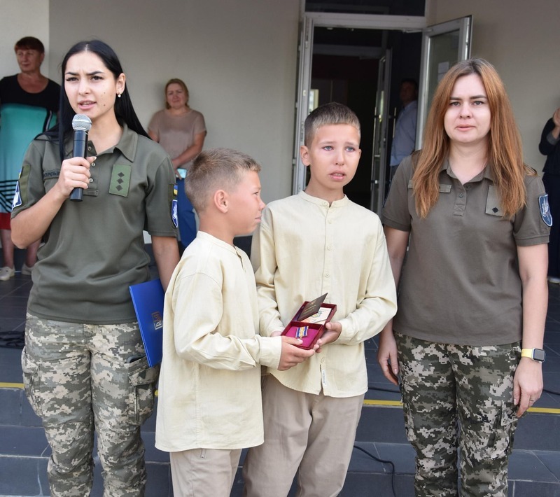 На урочистій лінійці сини загиблого військового отримали нагороду батька