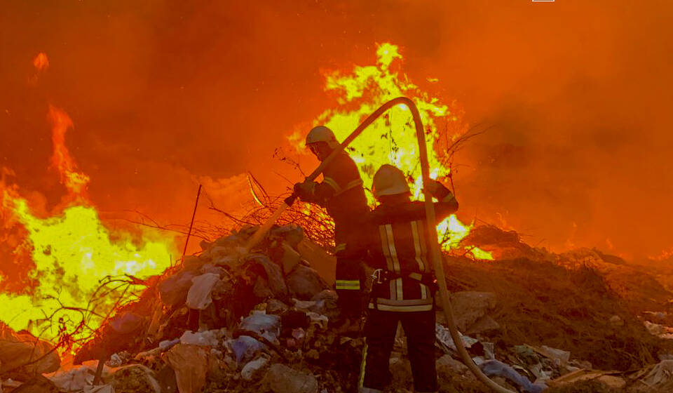 Пожежники гасять вогонь у Вінницькій області