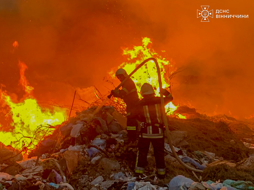 Пожежники гасять вогонь у Вінницькій області