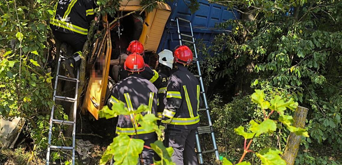 Не впорався з керуванням: на Вінниччині вантажівка з’їхала з дороги у кювет