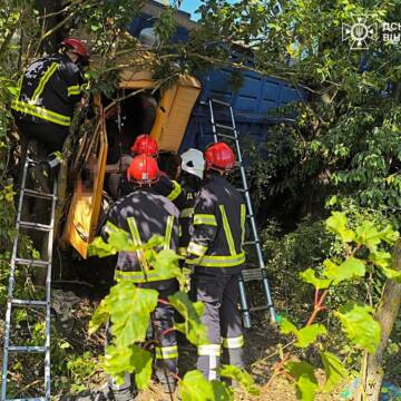 Не впорався з керуванням: на Вінниччині вантажівка з’їхала з дороги у кювет