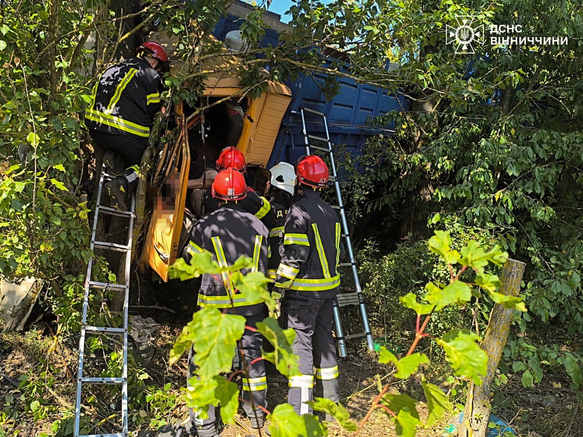 Не впорався з керуванням: на Вінниччині вантажівка з’їхала з дороги у кювет