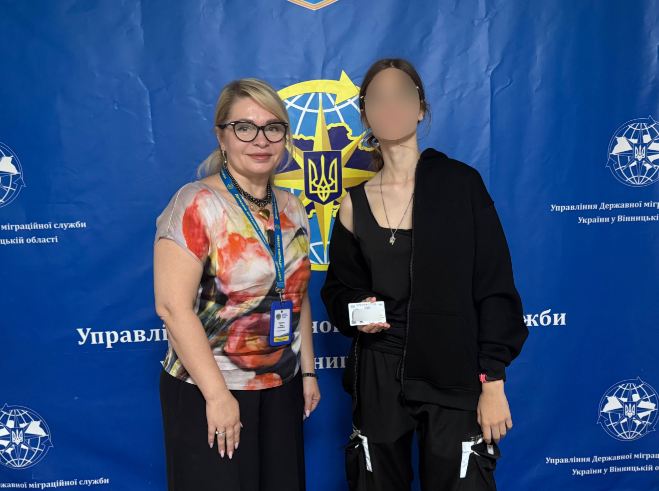 Дівчина з окупованої території вперше отримала український паспорт у Вінниці