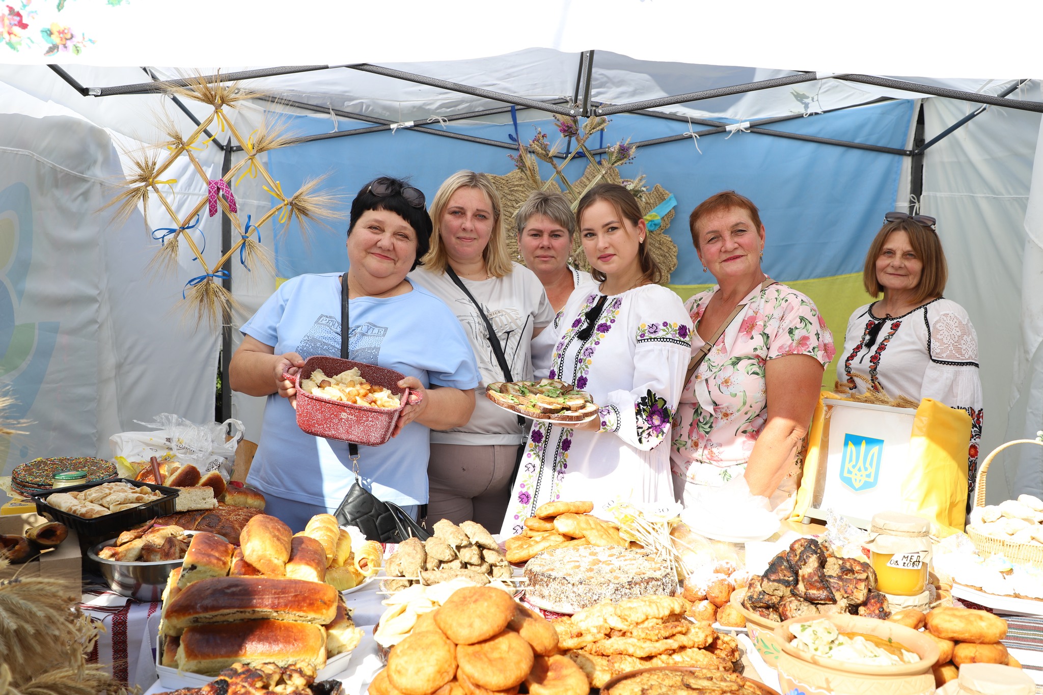 Стрижвка, жінки на ярмарку продають хліб та випічку
