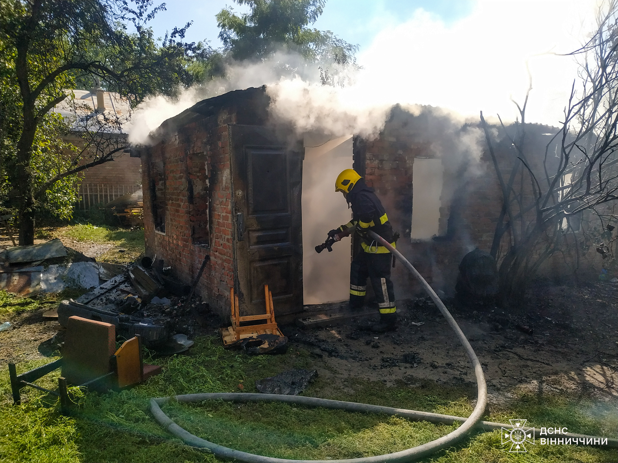 На Вінниччині за добу сталося 18 пожеж: горіли будинки, авто та суха рослинність