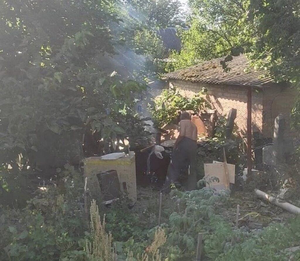 Мешканець Вінниці палить меблі у своєму дворі