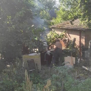 Мешканець Вінниці палить меблі у своєму дворі