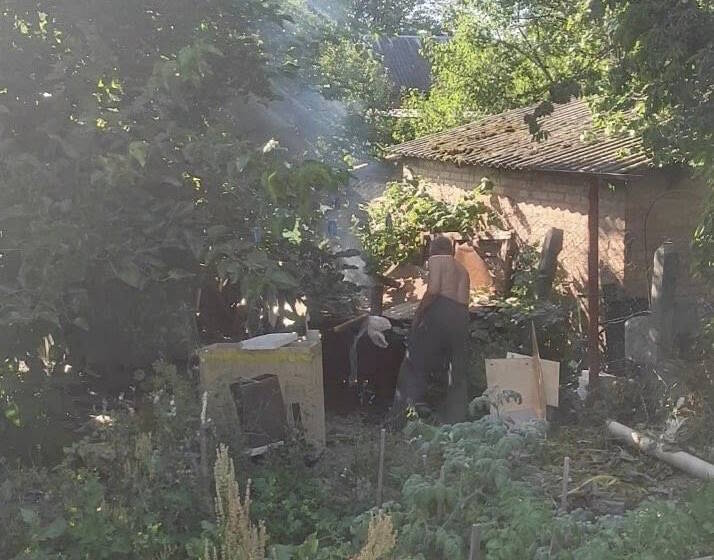 Мешканець Вінниці палить меблі у своєму дворі