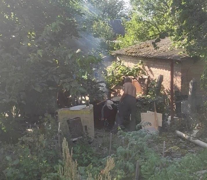 Мешканець Вінниці палить меблі у своєму дворі