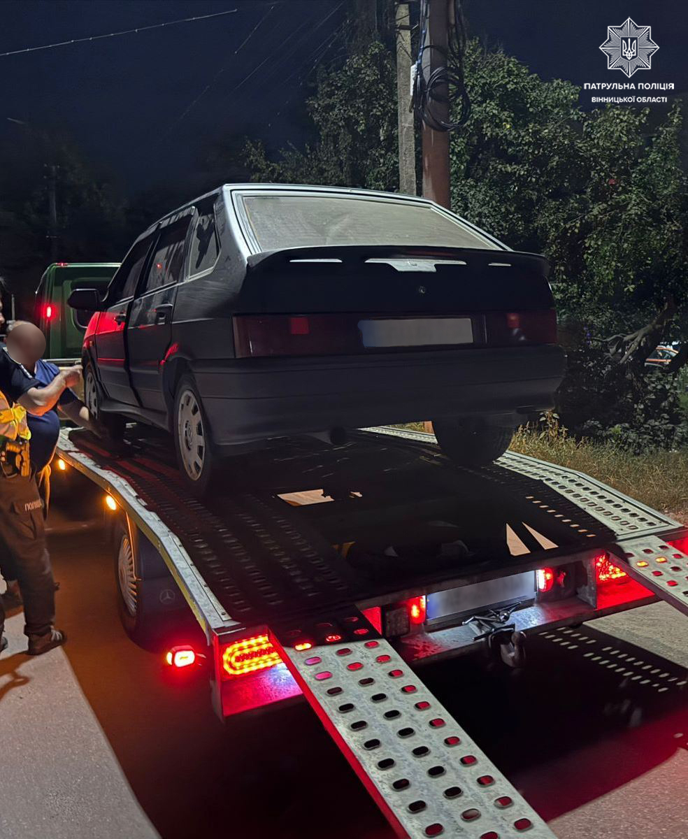 Евакуатор забирає авто порушника