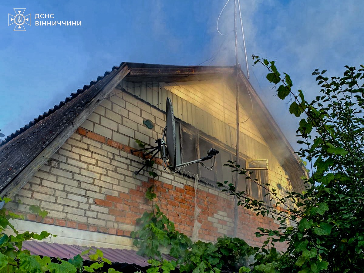 З вікна будівлі йде дим
