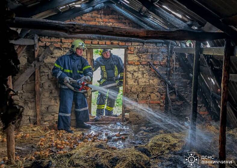 Пожежники гасять будинок, який загорівся через дитячі забавки на ВІнниччині