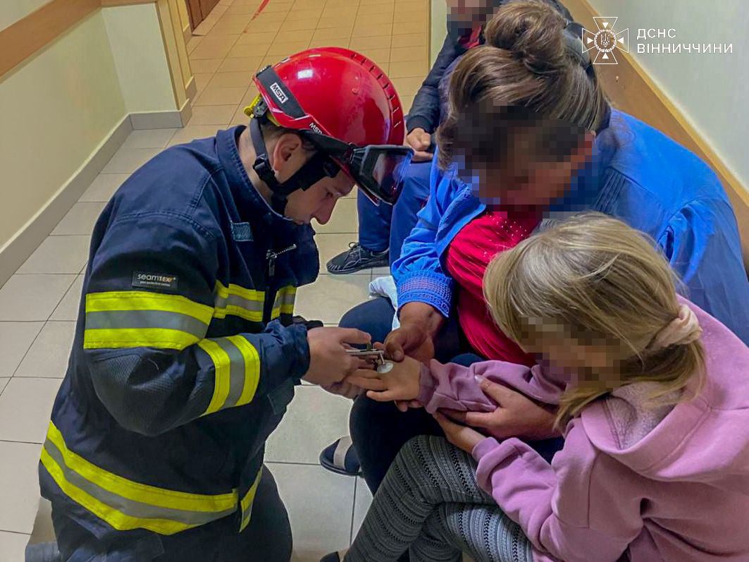 Небезпечна гра: у Вінниці рятувальники зняли металеву шайбу з пальця дитини