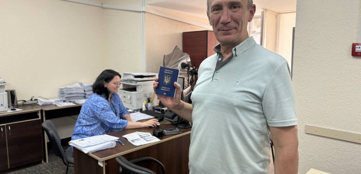 Повернення до життя: після трирічного полону захисник оформлює паспорт у Вінниці