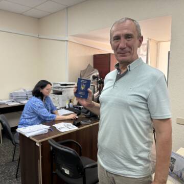 Повернення до життя: після трирічного полону захисник оформлює паспорт у Вінниці