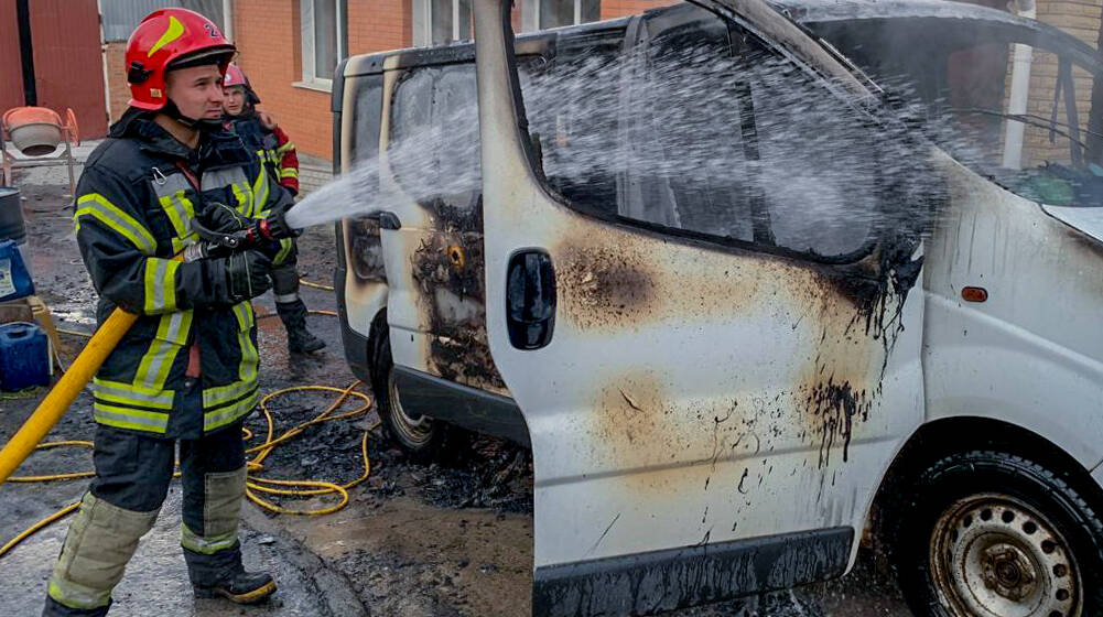 Пожежник гасить мінівен Опель