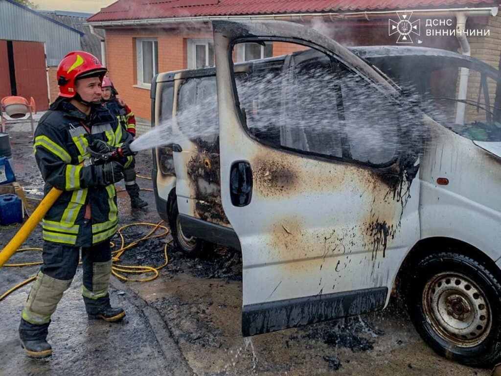 Пожежник гасить мінівен Опель