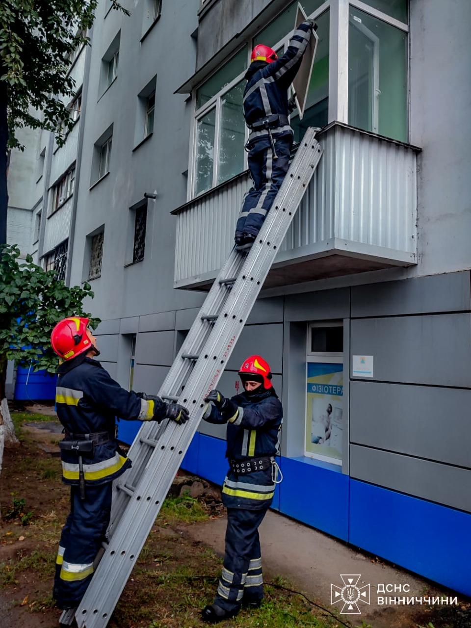 Рятувальники зайшли до квартири через балкон у Вінниці