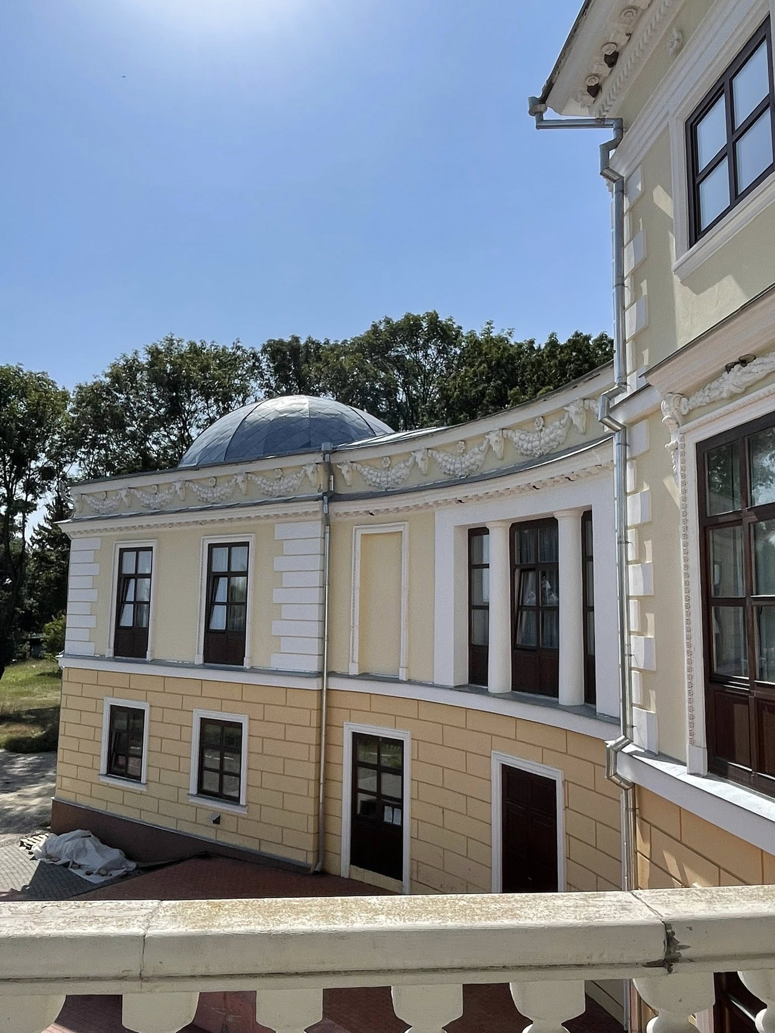 Вигнуте крило палацу на Вінниччині, у італійському стилі