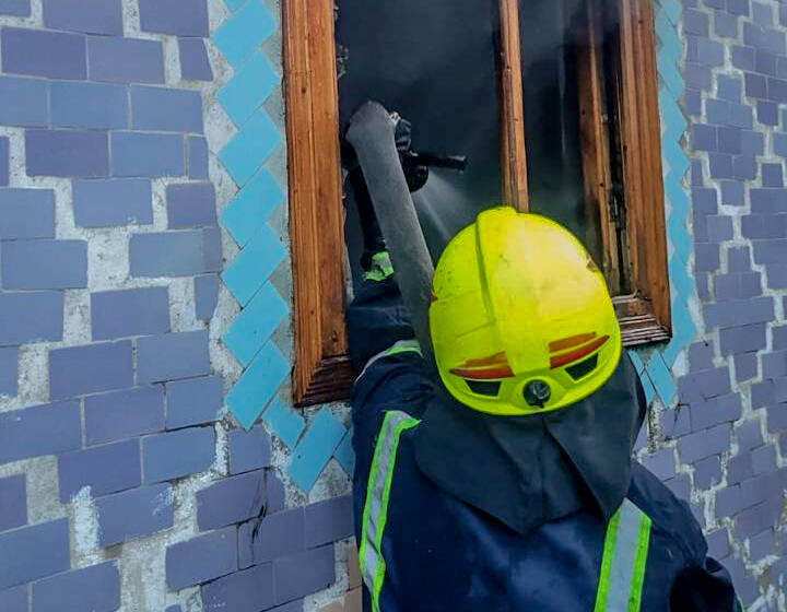 Пожежник через віно гасить вогонь у будинку на Вінниччині