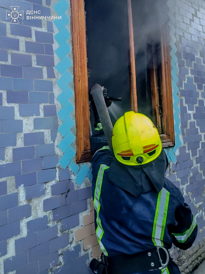 Пожежник через віно гасить вогонь у будинку на Вінниччині