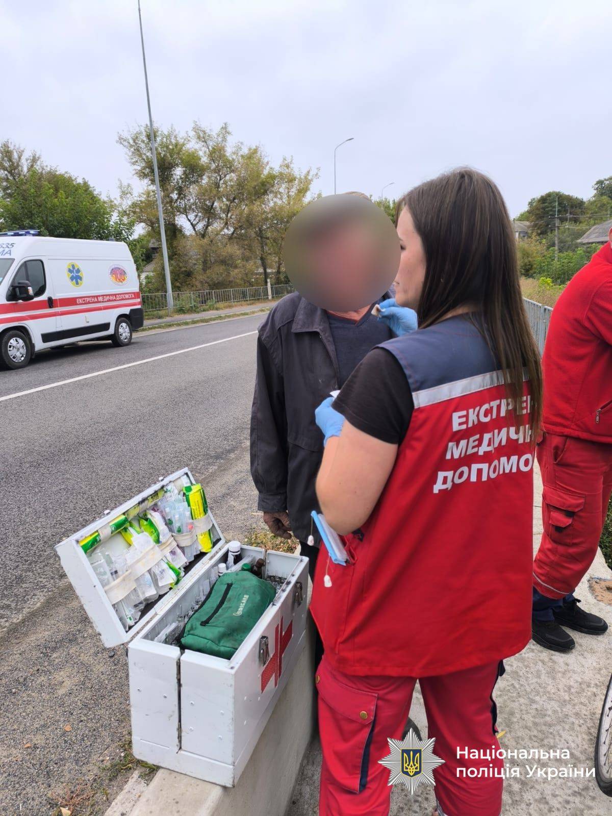 Працівники швидкої надають чоловікові допомомгу у Вапнярській громаді Вінницької області