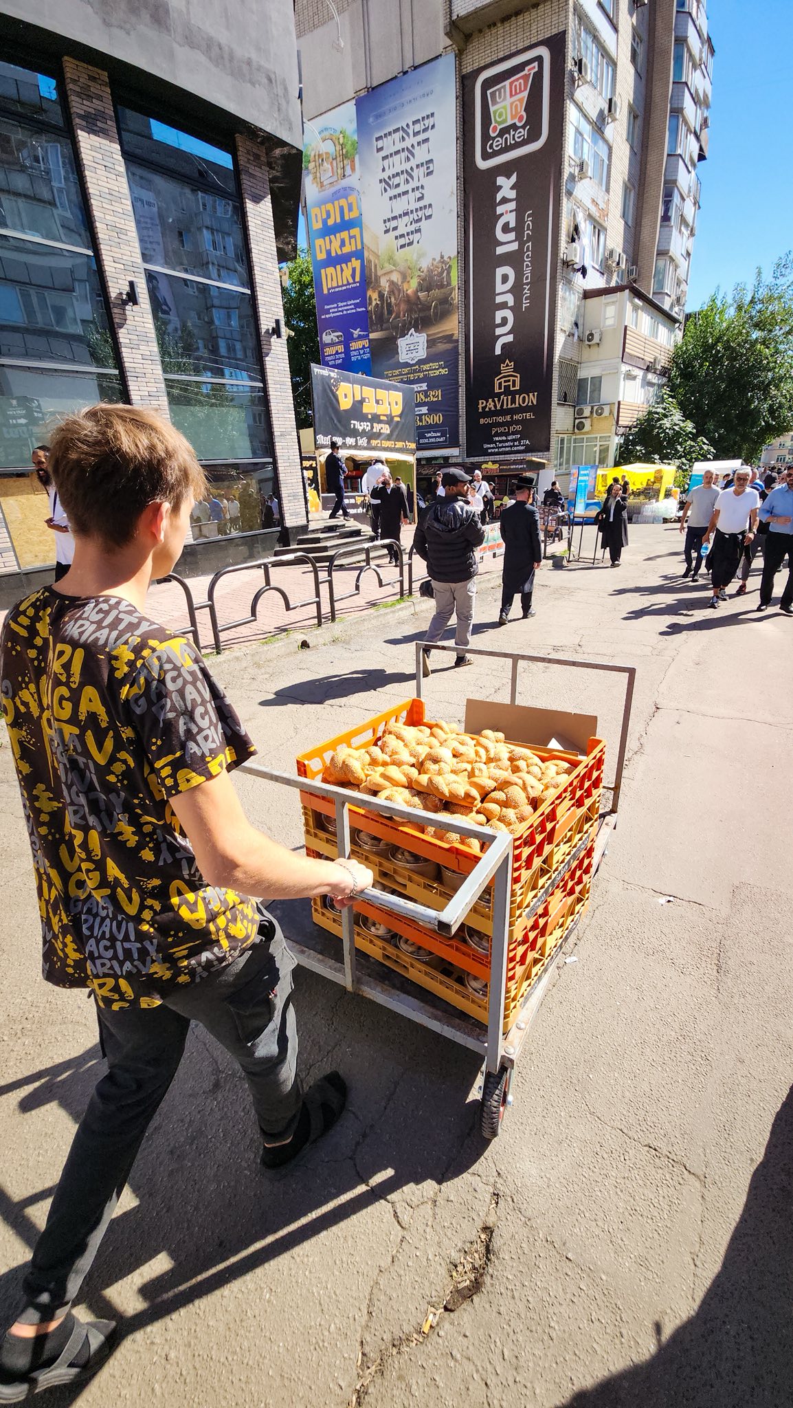 Підліток перевозить їжу під час святквання Рош га-Шана