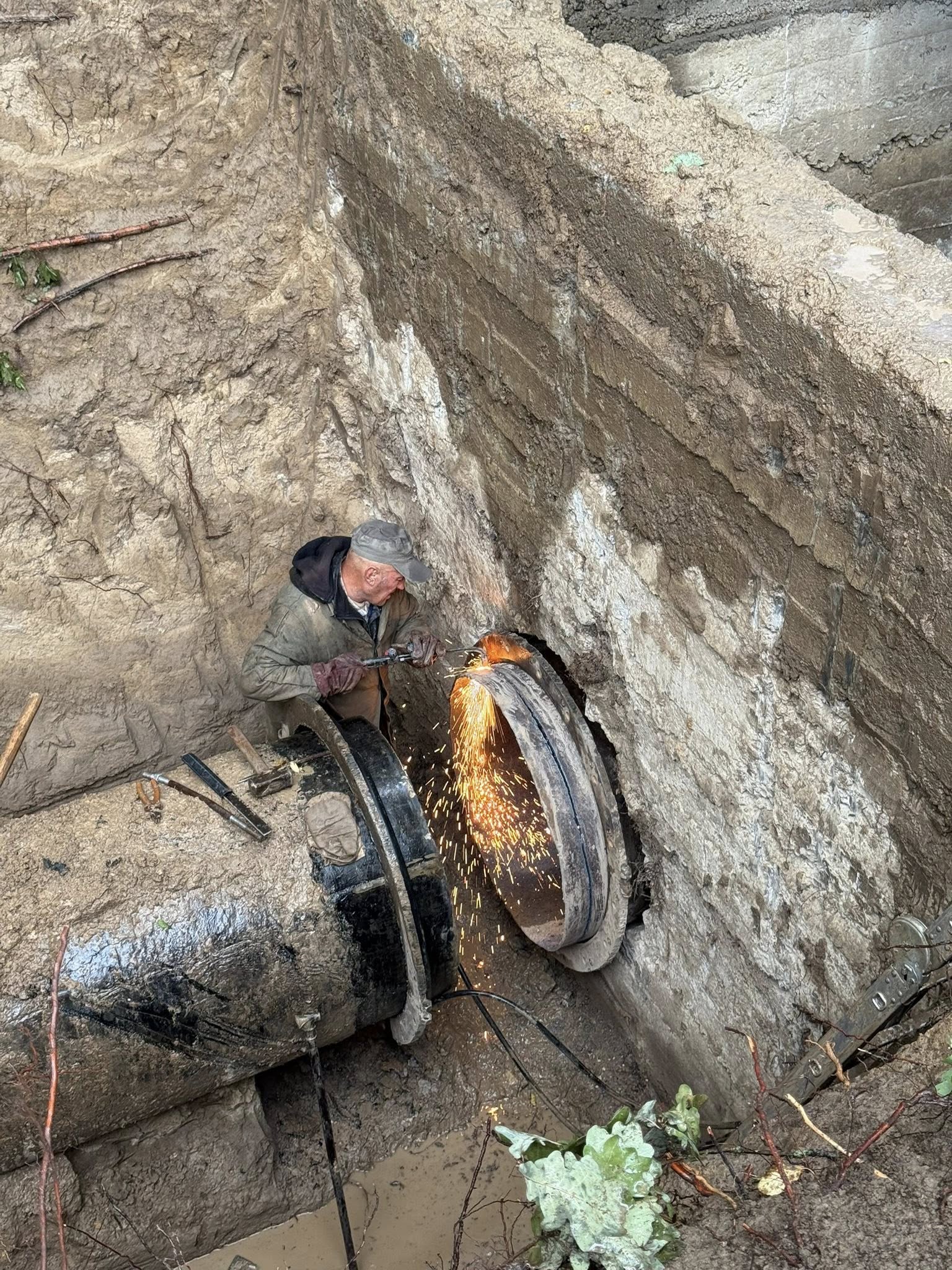 У Вінниці понад 16 годин триває ремонт на магістральному водогоні