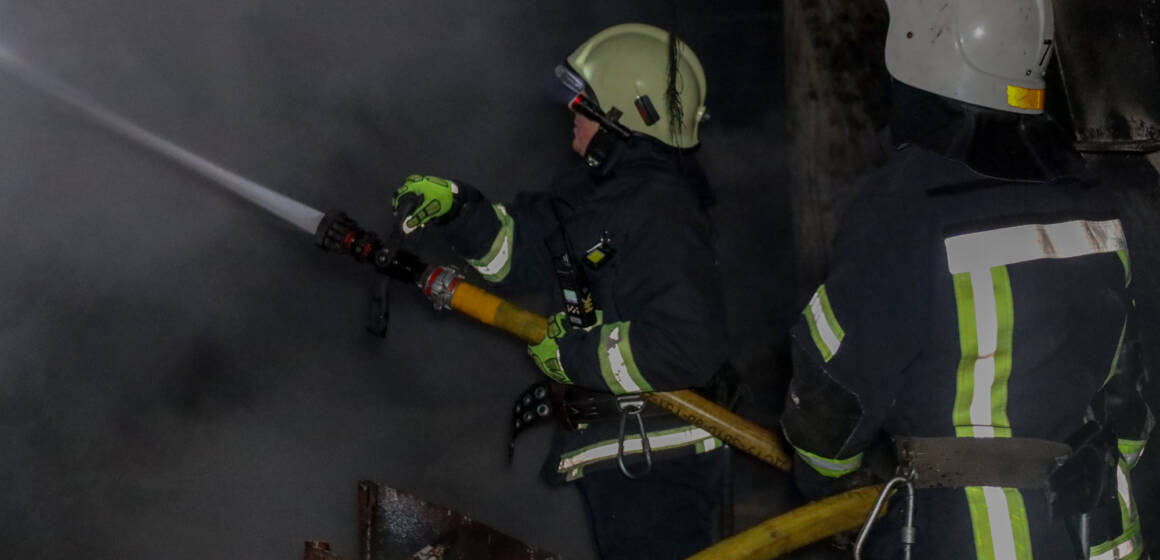 Рятувальники гасять пожежу на місці прильоту на Вінниччині