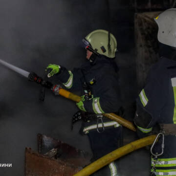 Рятувальники гасять пожежу на місці прильоту на Вінниччині