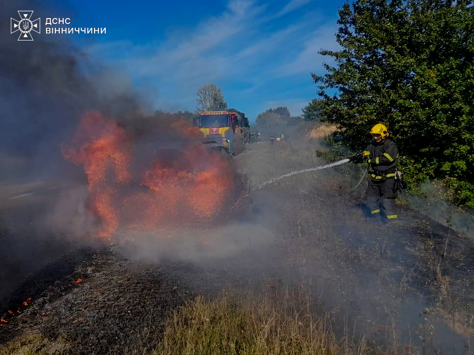 Рятувальники ліквідували чотири пожежі на Вінниччині: травмовано літнього чоловіка