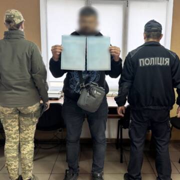 Чоловік із фальшивими свідоцтвами разом із прикордонниками