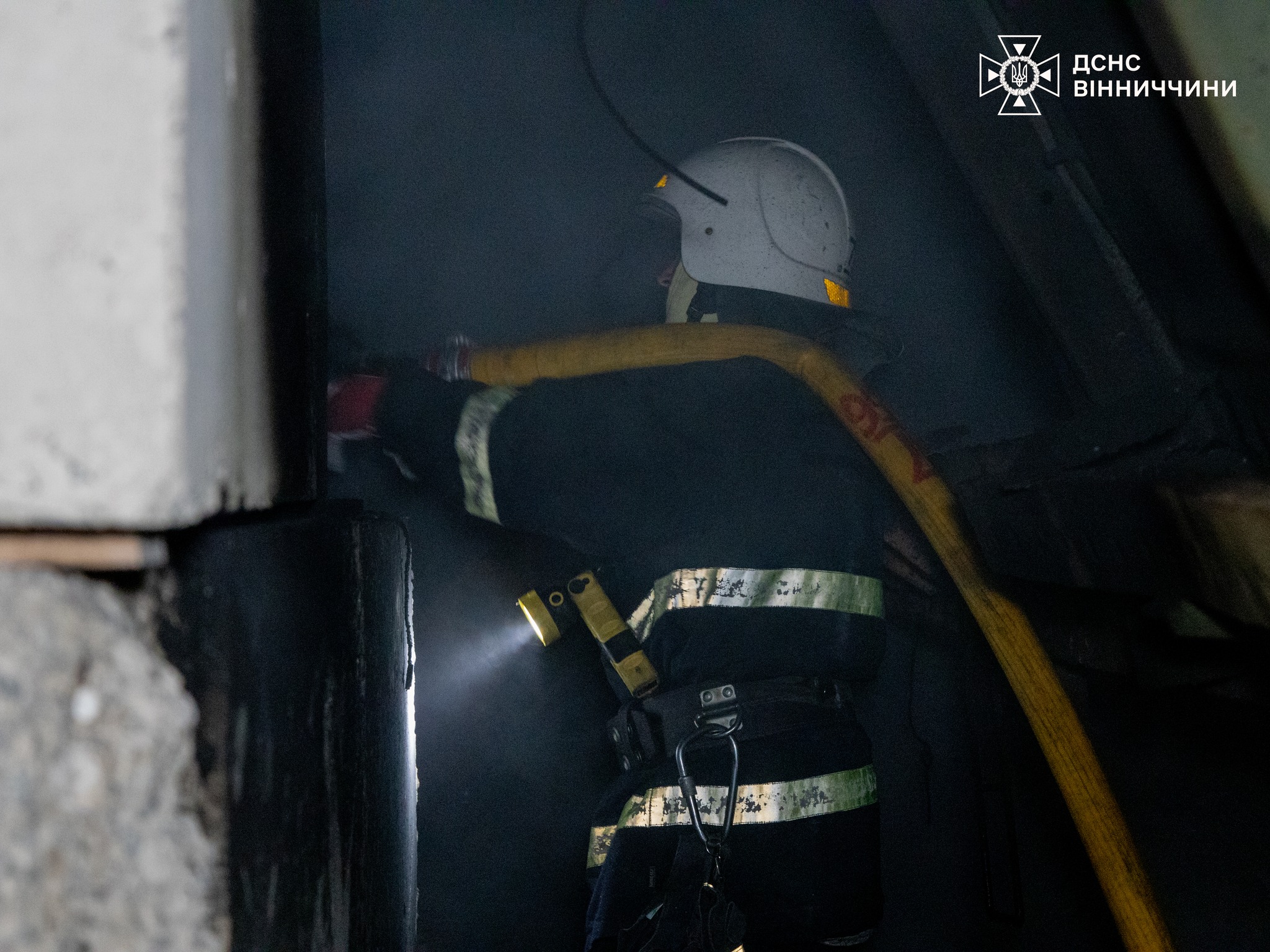 Працівник ДСНС лівідовує наслідки влучання у Вінницькій області