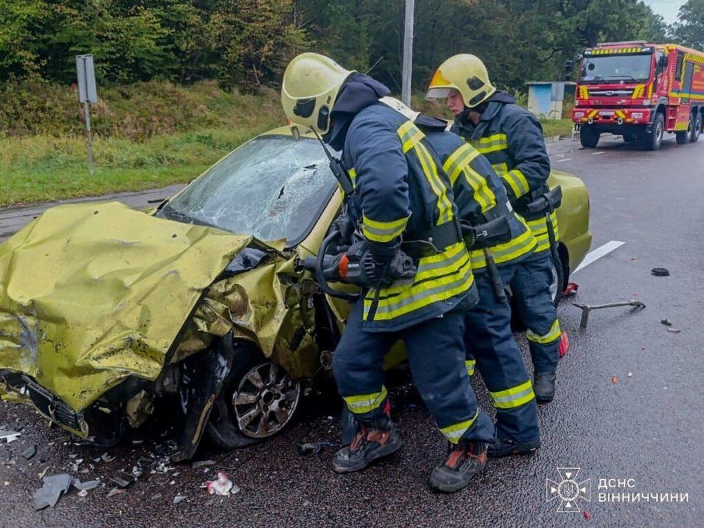 В автотрощі на Вінниччині загинув водій «Фольксвагена», ще один — тяжко травмований