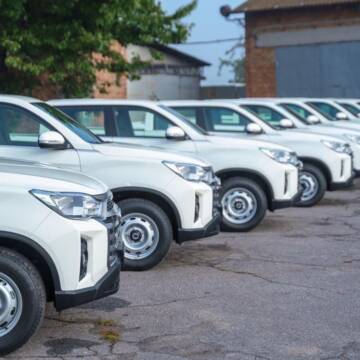 Міжрегіональний координаційний гуманітарний штаб передав трьом військовим підрозділам 400 FPV-дронів та вісім позашляховиків