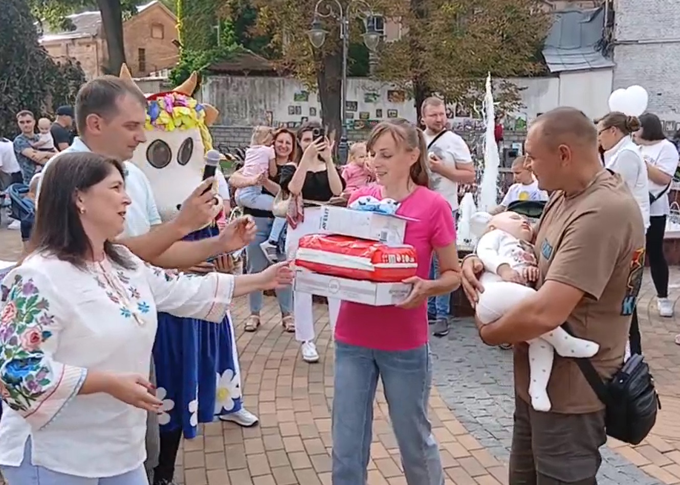Переможниця забігу в повзунках заснула