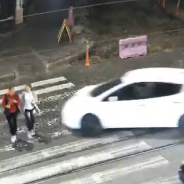 таксі наближається до двох дівчат
