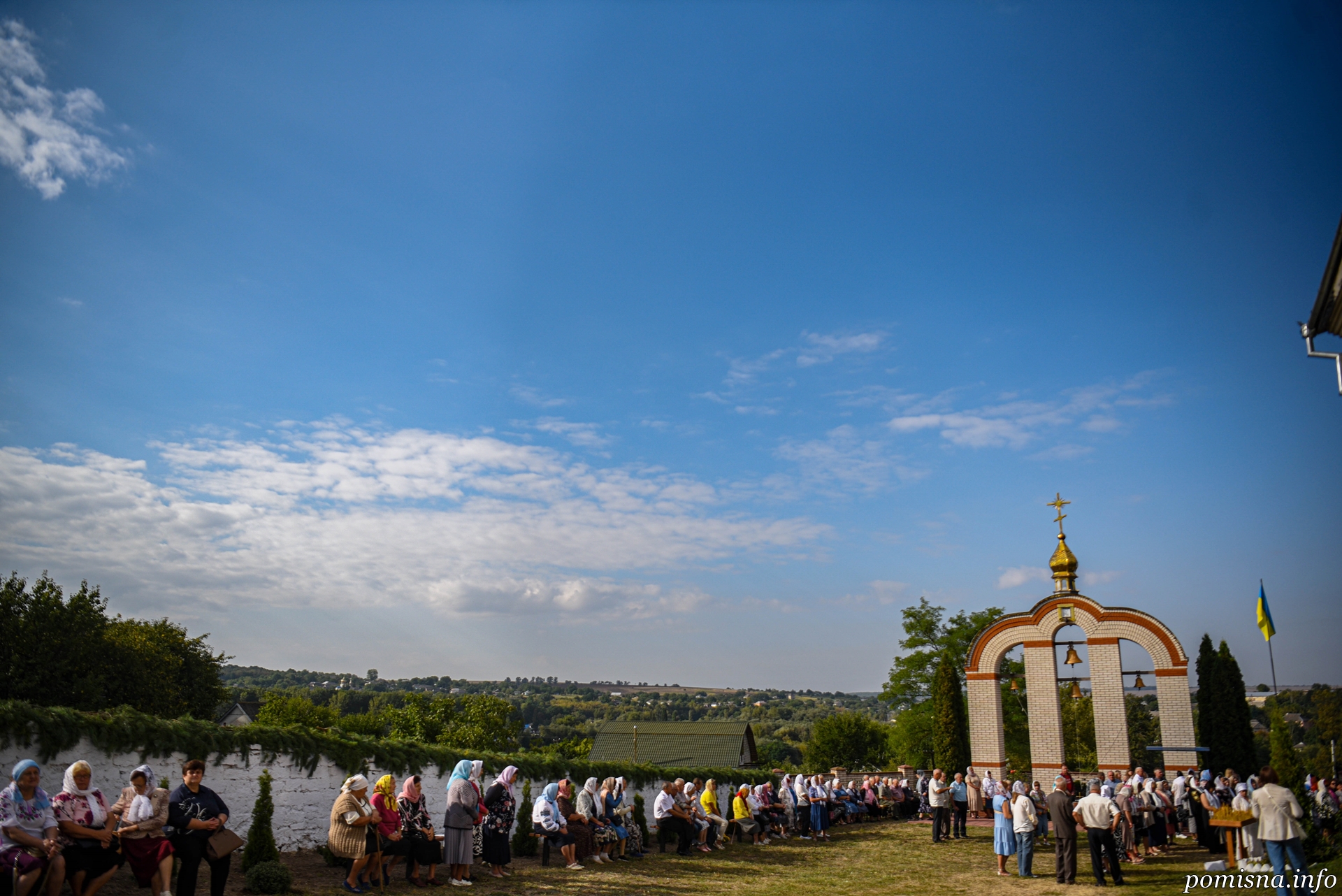 Віряни у дворі храму
