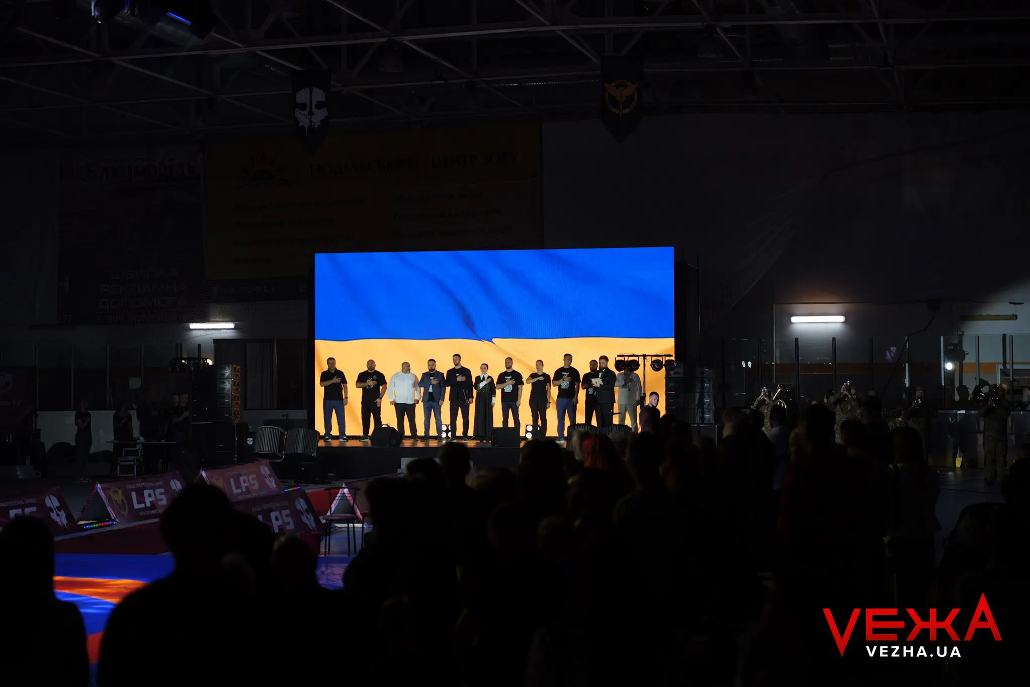 Відкриття турніру з самбо у Вінниці на фоні державного прапора