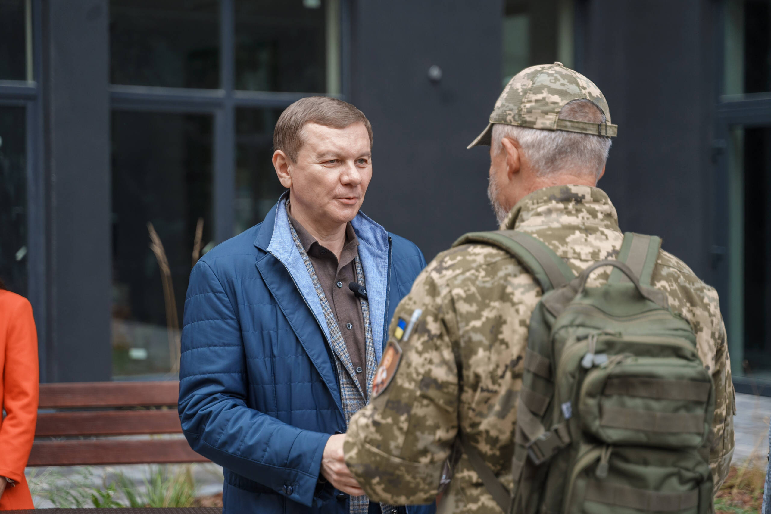Міський голова Вінниці вручає ключі від квартири військовому
