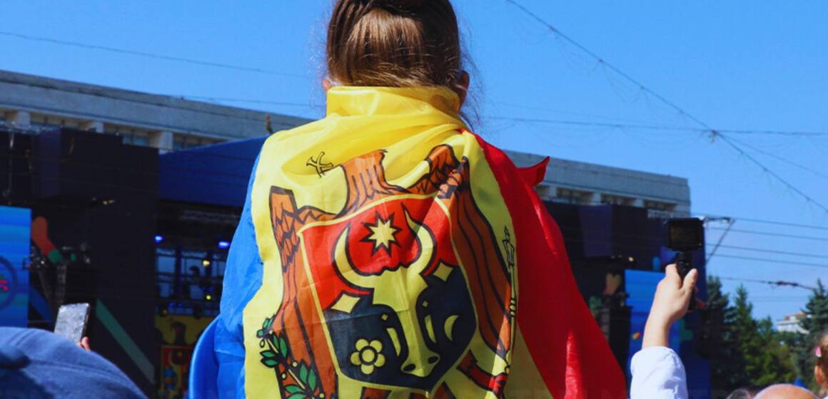 Дівчина загорнута у прапор Молдови