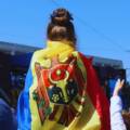 Дівчина загорнута у прапор Молдови