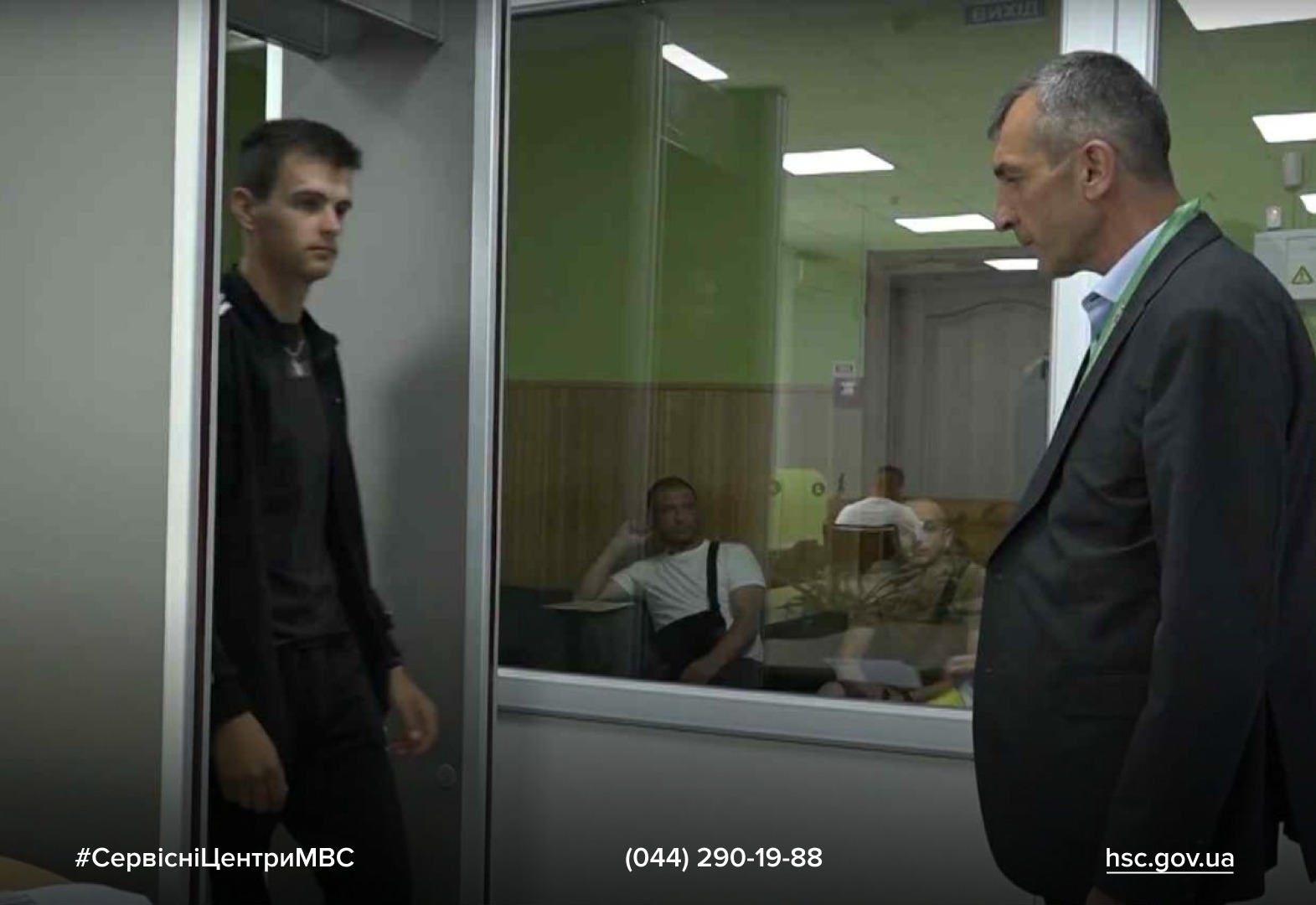 Перевірка кандидата водія на металодетекторі у Вінниці