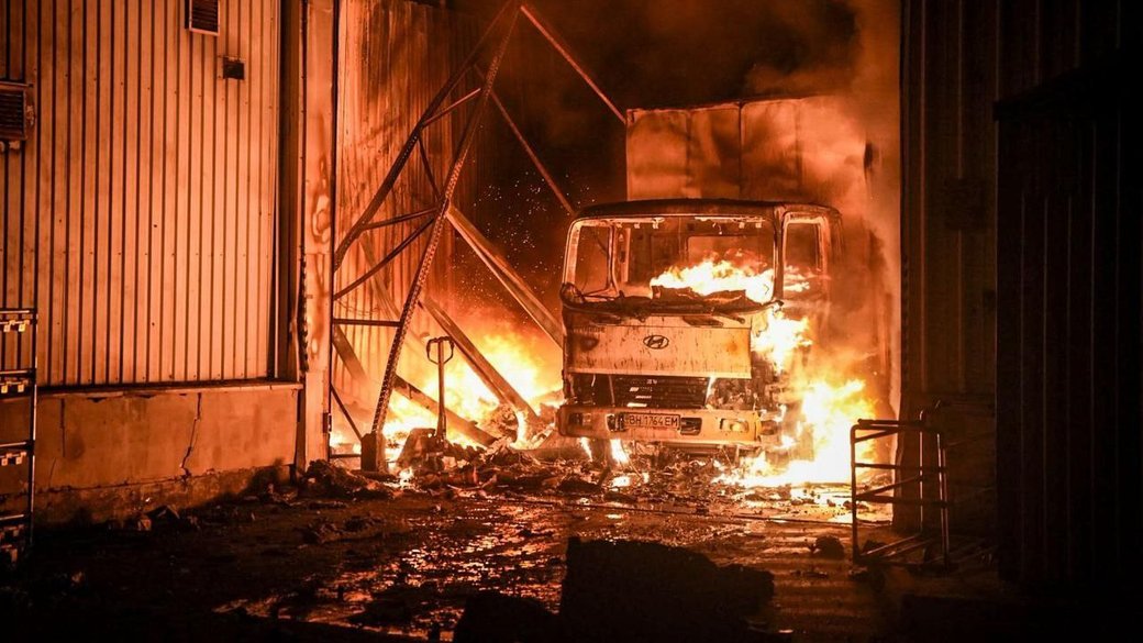 Одещина під вогнем: нічна атака дронів спричинила пожежу на складі