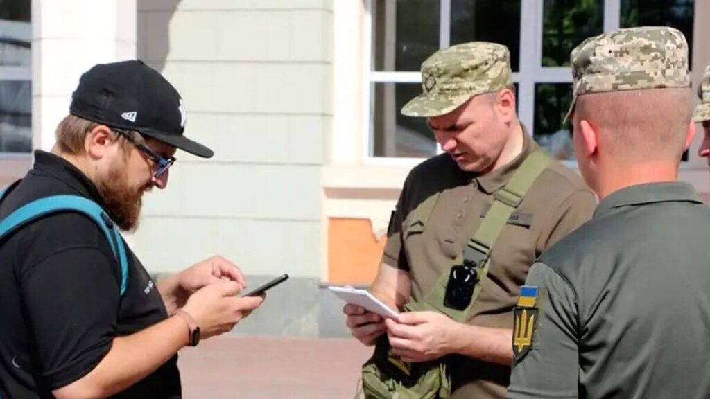Чоловікам вручають повістки ТЦК