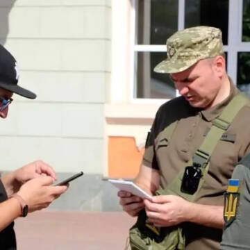 Чоловікам вручають повістки ТЦК