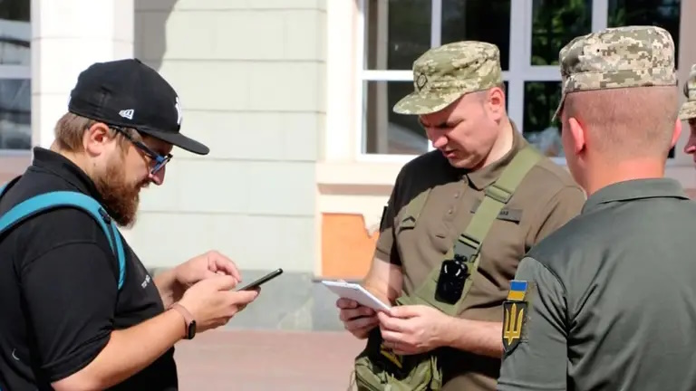 Чоловікам вручають повістки ТЦК