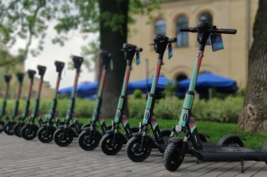 В одному з міст України з середини жовтня заборонять рух електросамокатів у центрі